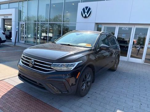 Used 2024 Volkswagen Tiguan SE FWD image 2