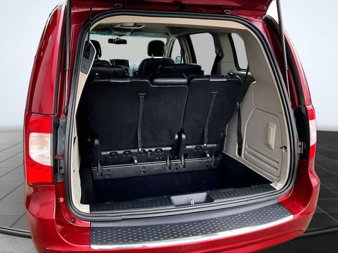 Used 2012 Chrysler Town & Country Touring w/ Entertainment Group #1 FWD image 19