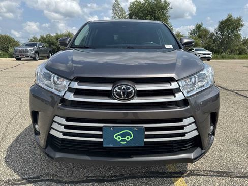 Used 2019 Toyota Highlander Plus AWD/4WD image 2