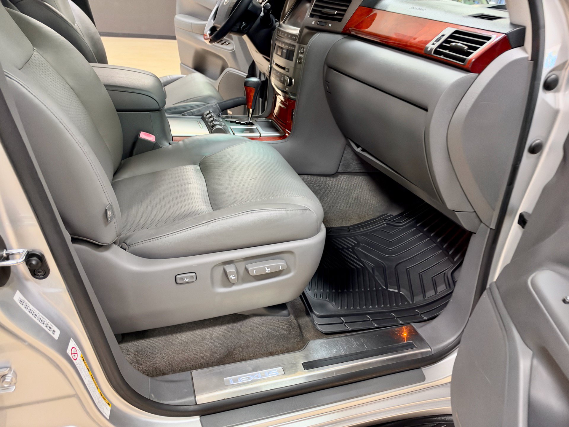 Used 2010 Lexus LX 570 4WD image 23