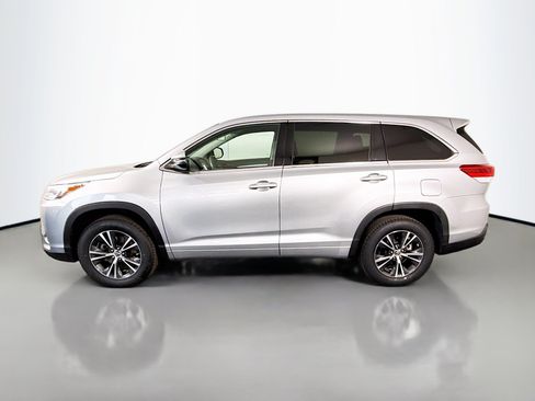 Used 2017 Toyota Highlander LE w/ Carpet Mat Package FWD image 6