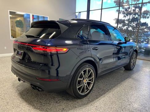 Used 2023 Porsche Cayenne Platinum Edition image 7