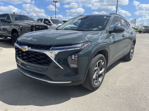 Used 2025 Chevrolet Trax LT image 8