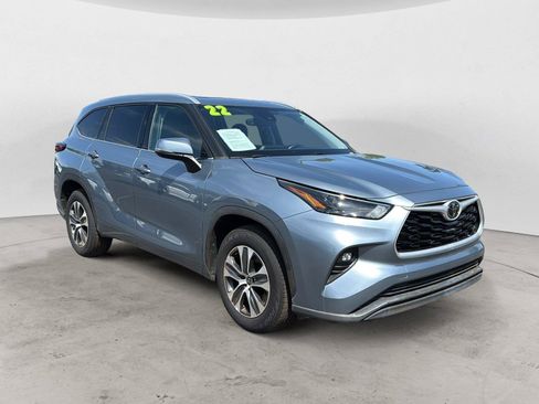 Used 2022 Toyota Highlander XLE FWD image 1