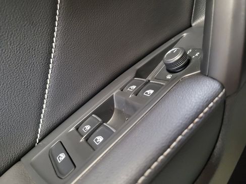 Used 2023 Volkswagen Tiguan SE w/ Panoramic Sunroof Package FWD image 27