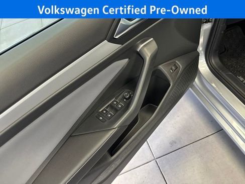Certified 2025 Volkswagen Jetta SE w/ Sunroof Package image 15