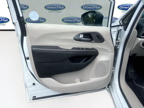 Used 2023 Chrysler Pacifica Touring-L FWD image 20