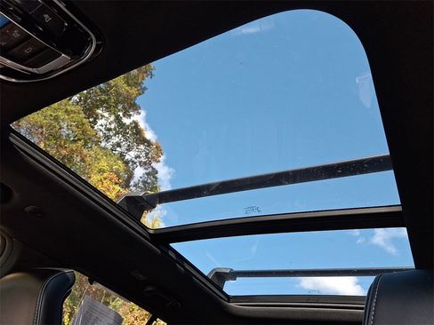 Used 2022 Jeep Grand Cherokee Overland w/ Adv Protech Group III image 15