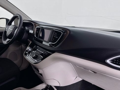 Used 2020 Chrysler Voyager L FWD image 28