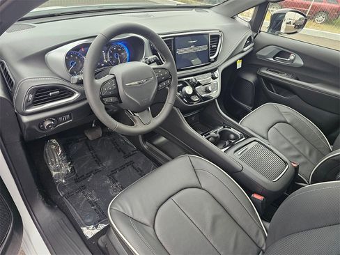 New 2026 Chrysler Pacifica Limited w/ S Appearance Package image 2
