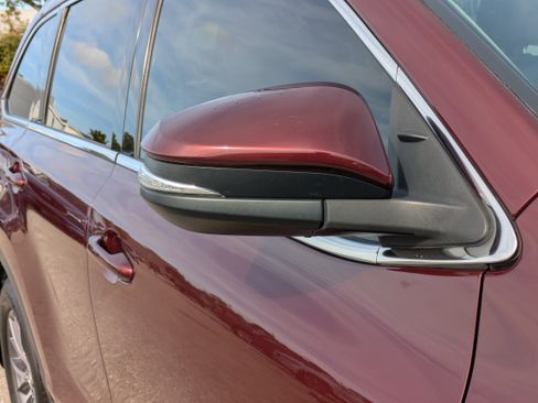 Used 2018 Toyota Highlander SE image 12