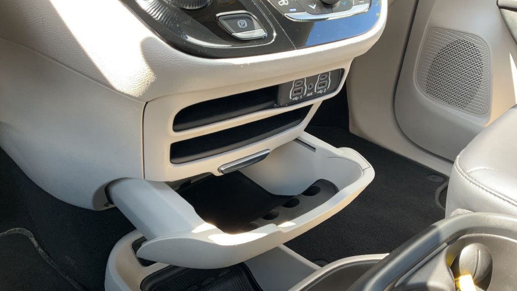 Used 2024 Chrysler Pacifica Touring-L FWD image 35