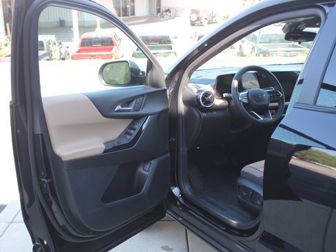 New 2026 Chevrolet Equinox ACTIV w/ Convenience Package III FWD image 8