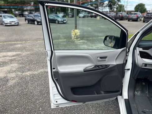 Used 2017 Toyota Sienna L FWD image 11