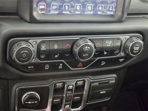 Used 2019 Jeep Wrangler Unlimited Sahara image 30