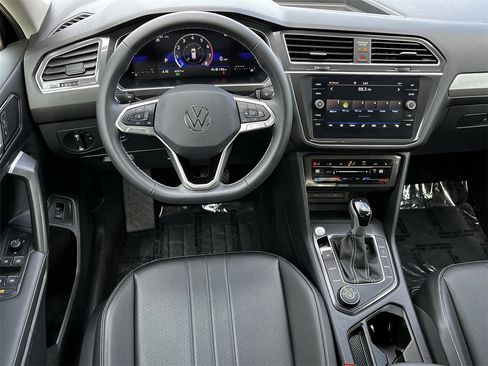 Used 2024 Volkswagen Tiguan SE image 10