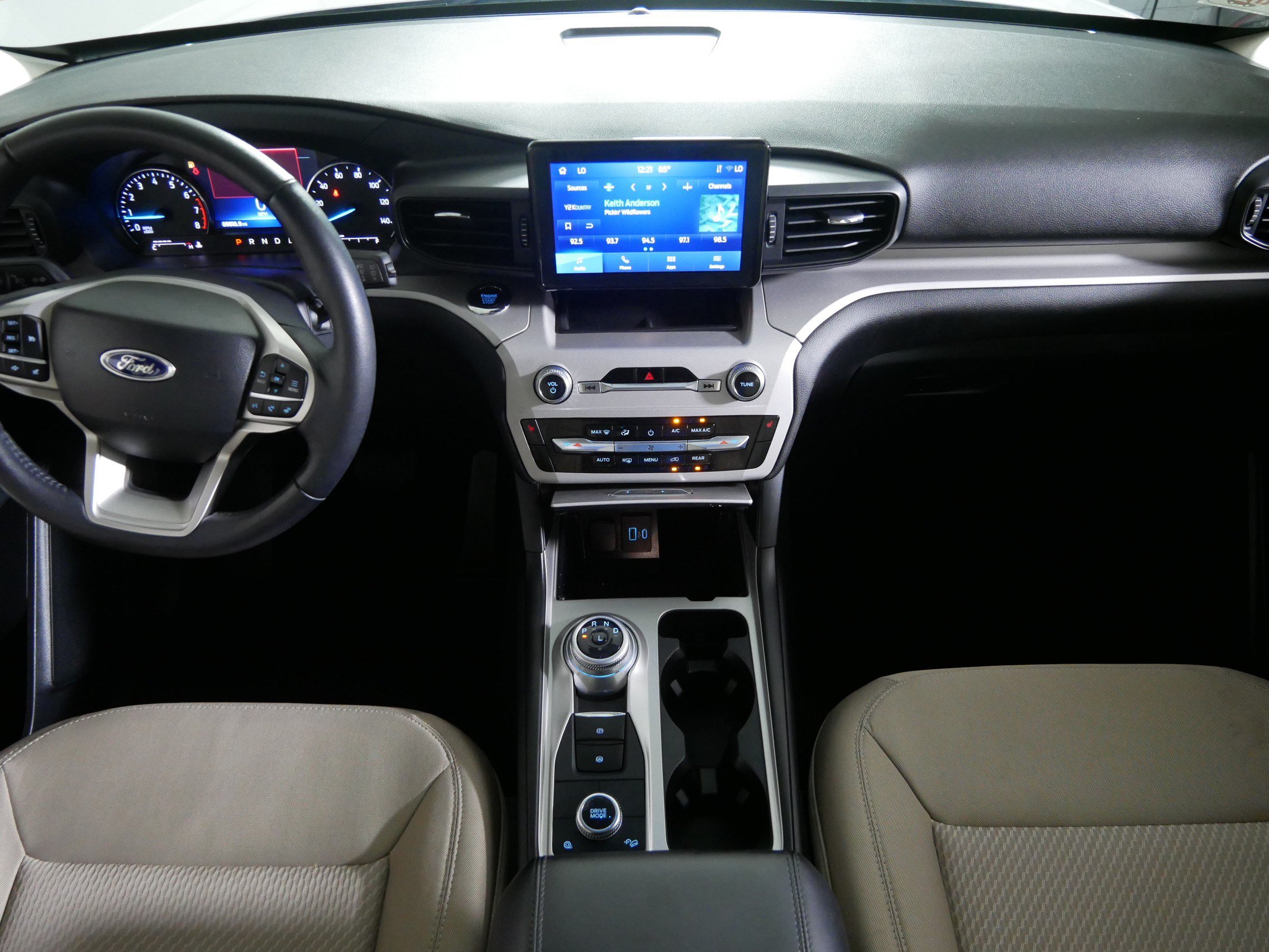 Used 2023 Ford Explorer XLT AWD/4WD image 10