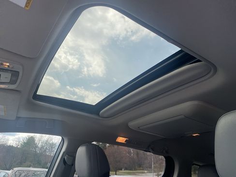 Used 2021 Toyota Sienna Limited image 14