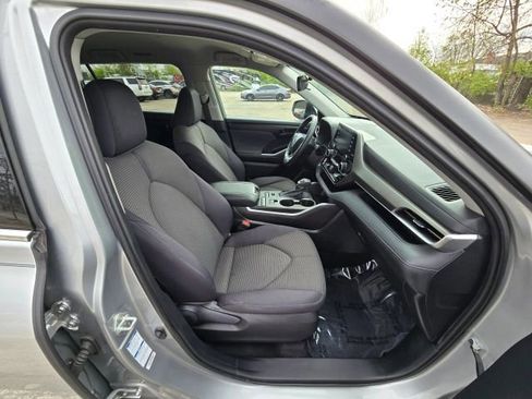 Used 2022 Toyota Highlander LE image 16