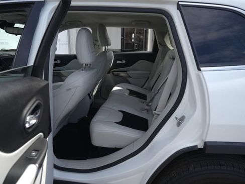 Used 2021 Jeep Cherokee Latitude Plus AWD/4WD image 22