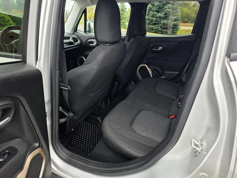 Used 2017 Jeep Renegade Latitude w/ Cold Weather Group image 14