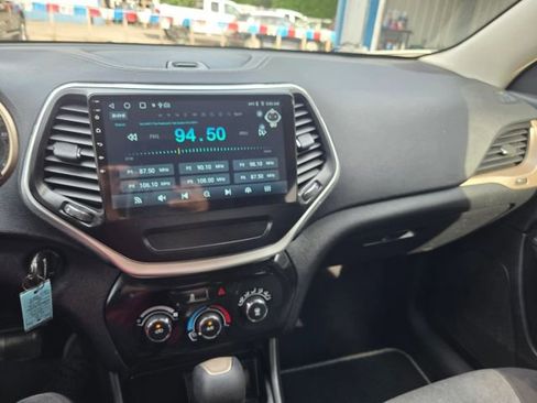 Used 2014 Jeep Cherokee Sport image 16