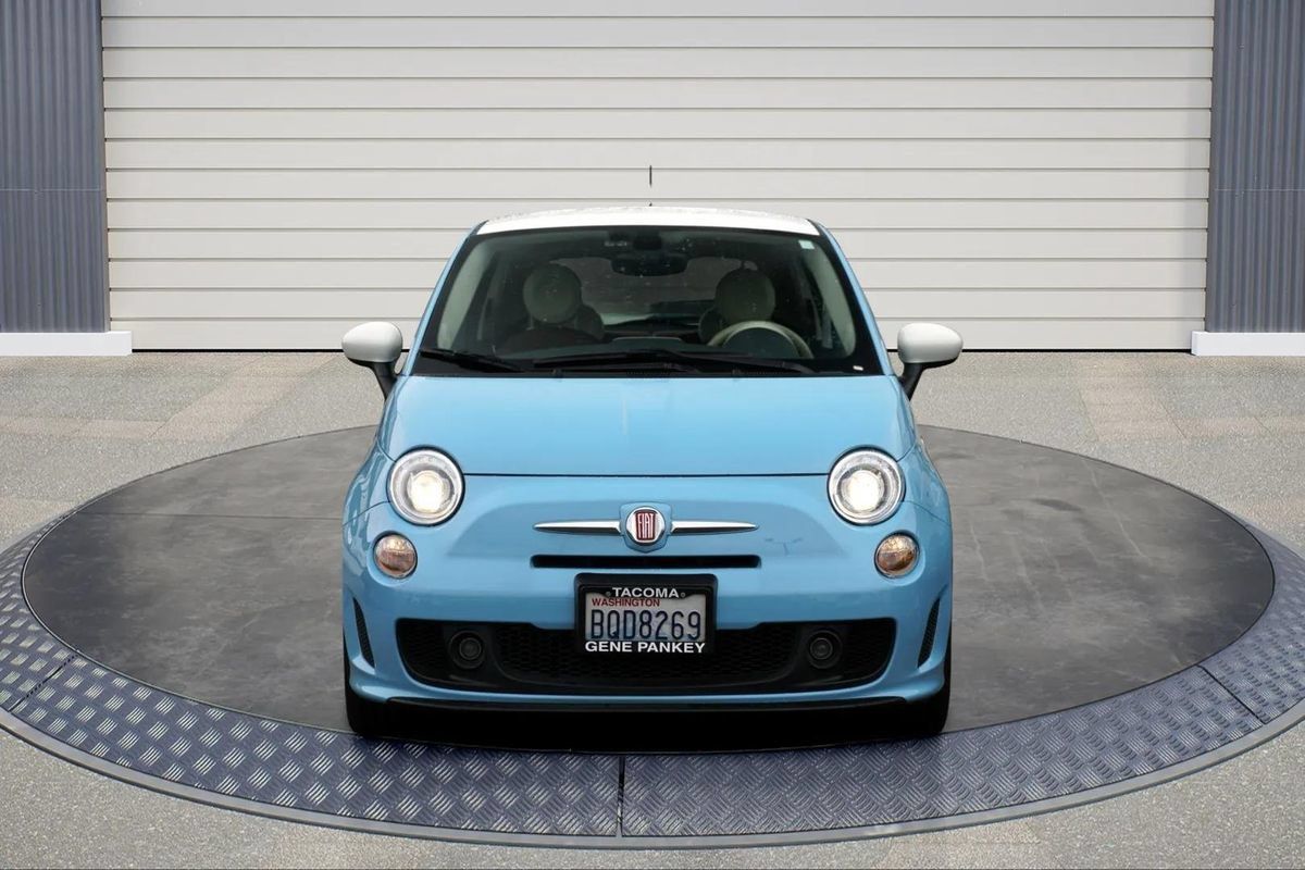 Used 2019 FIAT 500 Lounge FWD image 2