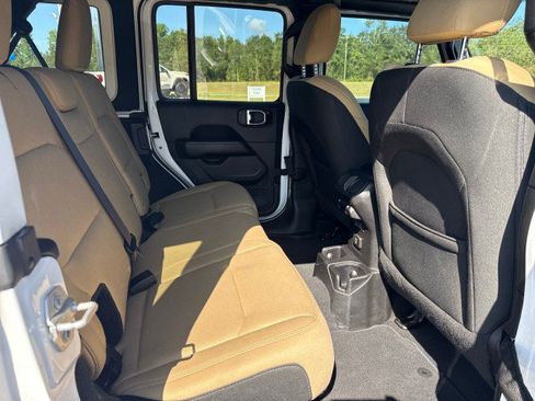 Used 2018 Jeep Wrangler Unlimited Sahara AWD/4WD image 15