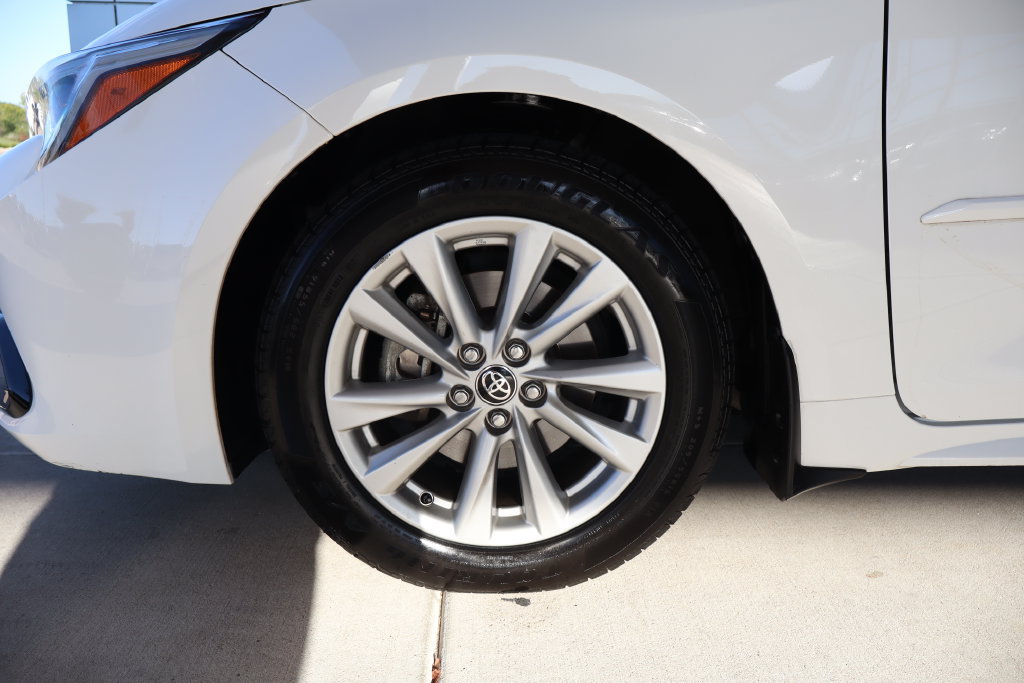 Used 2025 Toyota Corolla SE w/ SE Package FWD image 5