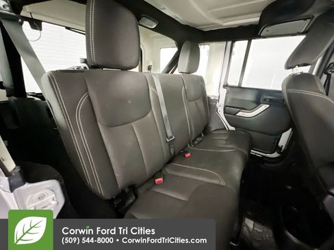 Used 2016 Jeep Wrangler Unlimited Rubicon w/ Connectivity Group image 16