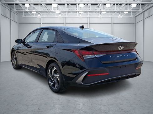 Certified 2025 Hyundai Elantra Sport FWD image 4
