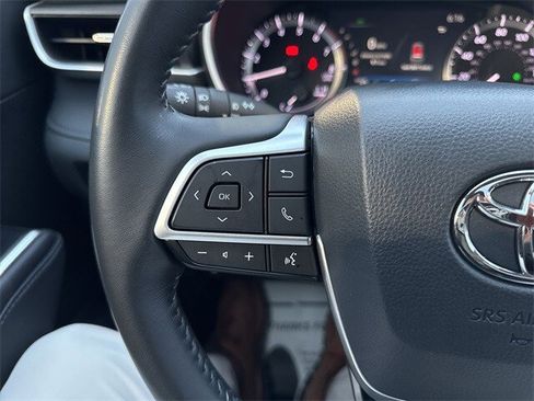 Used 2023 Toyota Highlander XLE image 29
