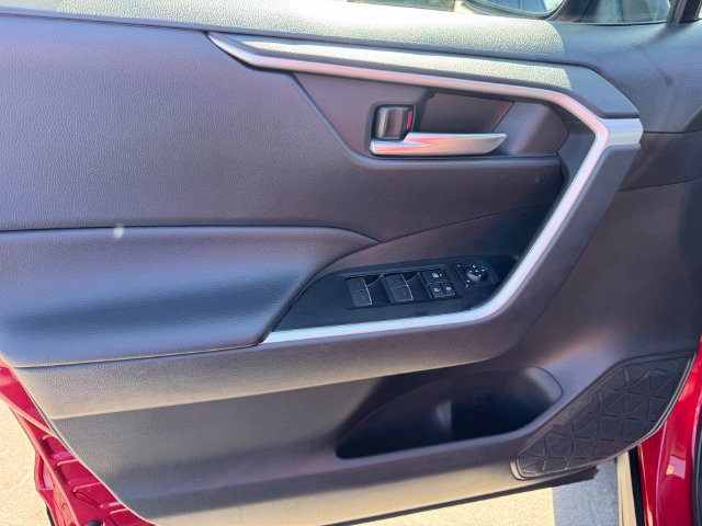 Used 2025 Toyota RAV4 XLE FWD image 15