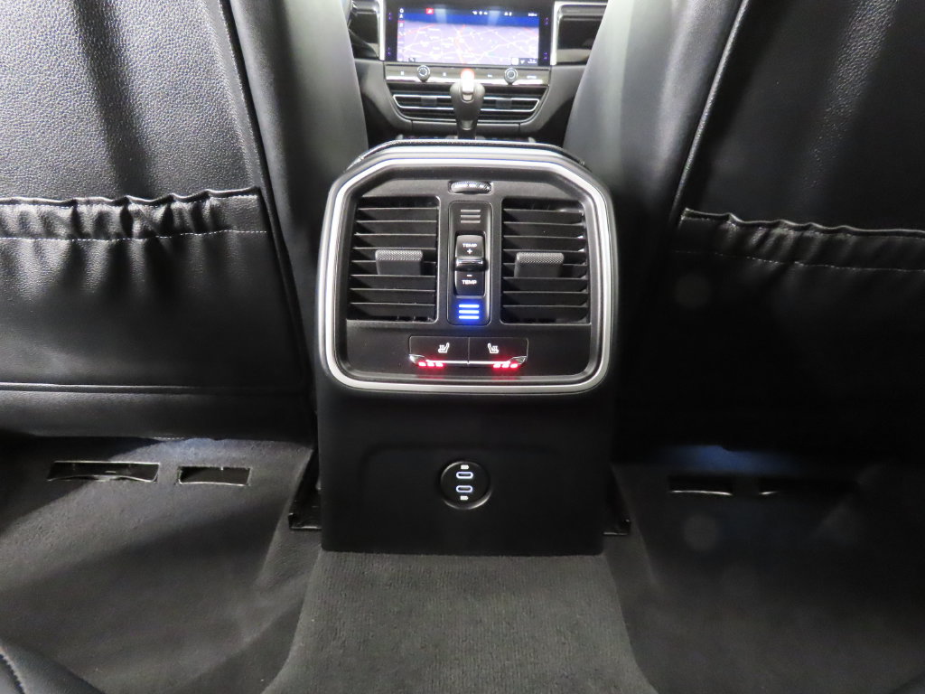 Certified 2025 Porsche Macan AWD/4WD image 32