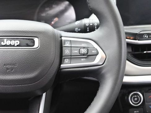 Used 2025 Jeep Compass Limited image 29