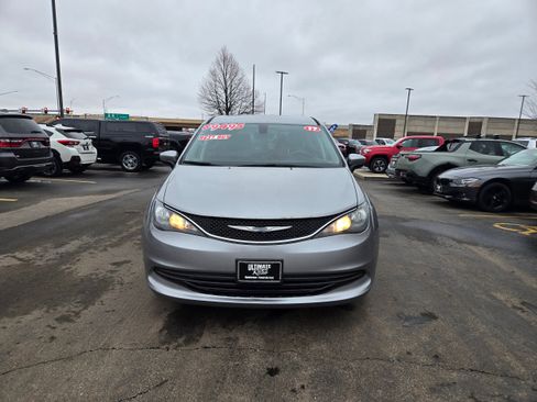Used 2017 Chrysler Pacifica LX image 2
