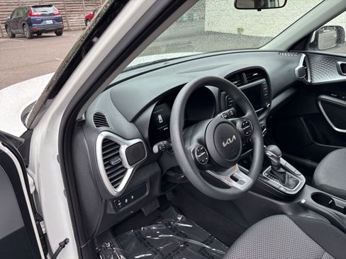 Used 2025 Kia Soul LX w/ LX Technology Package FWD image 33
