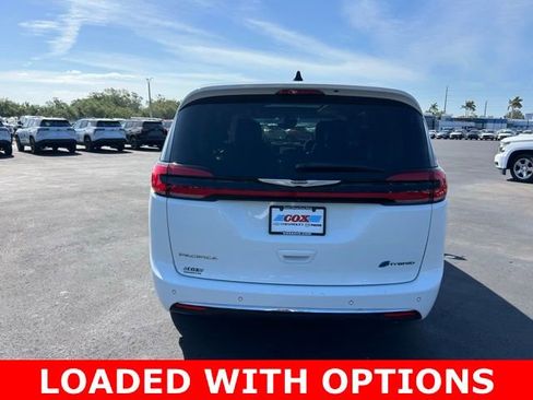 Used 2023 Chrysler Pacifica Limited FWD image 5