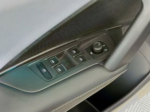 Used 2025 Volkswagen Tiguan SE FWD image 18