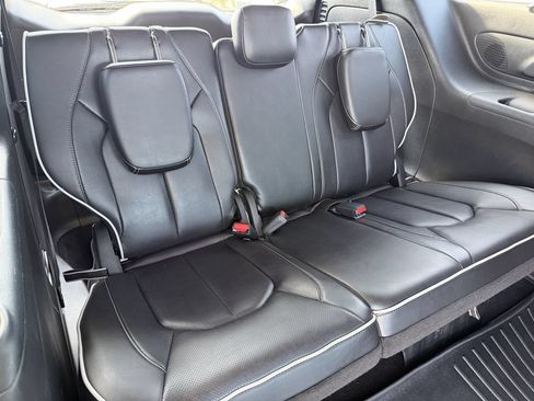 Used 2025 Chrysler Pacifica Limited FWD image 28