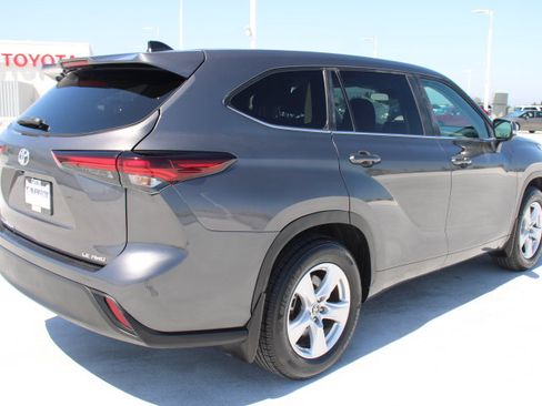 Certified 2024 Toyota Highlander LE AWD/4WD image 3