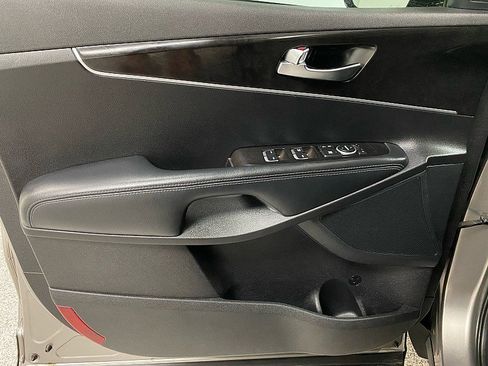 Used 2018 Kia Sorento FWD V6 w/ LX V6 Convenience Package image 9