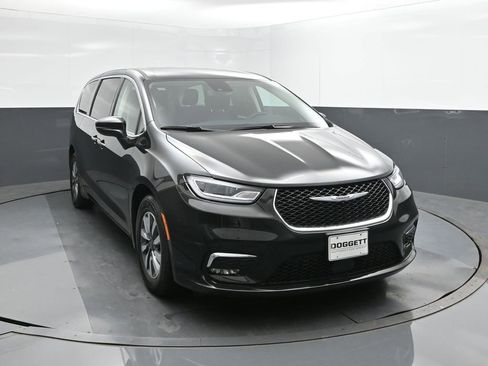 Used 2023 Chrysler Pacifica Touring-L image 22