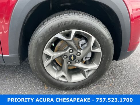 Used 2025 Chevrolet Trax LT FWD image 24