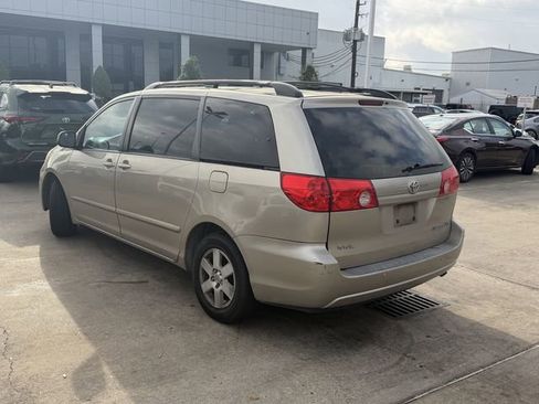 Used 2010 Toyota Sienna XLE image 7