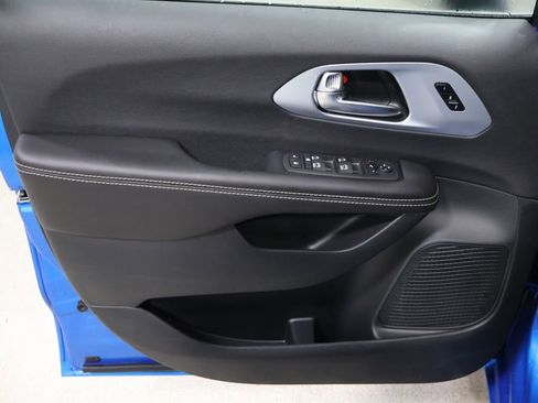 New 2026 Chrysler Pacifica Limited image 9