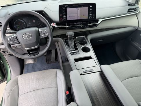 Used 2021 Toyota Sienna Limited image 14