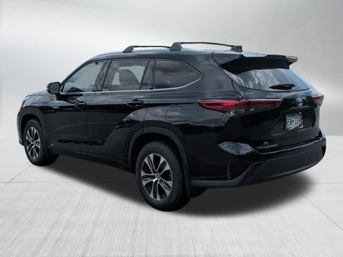 Used 2021 Toyota Highlander XLE AWD/4WD image 4