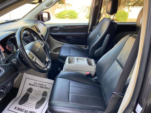Used 2016 Chrysler Town & Country Touring image 36