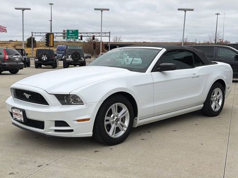 Used 2014 Ford Mustang Convertible image 3